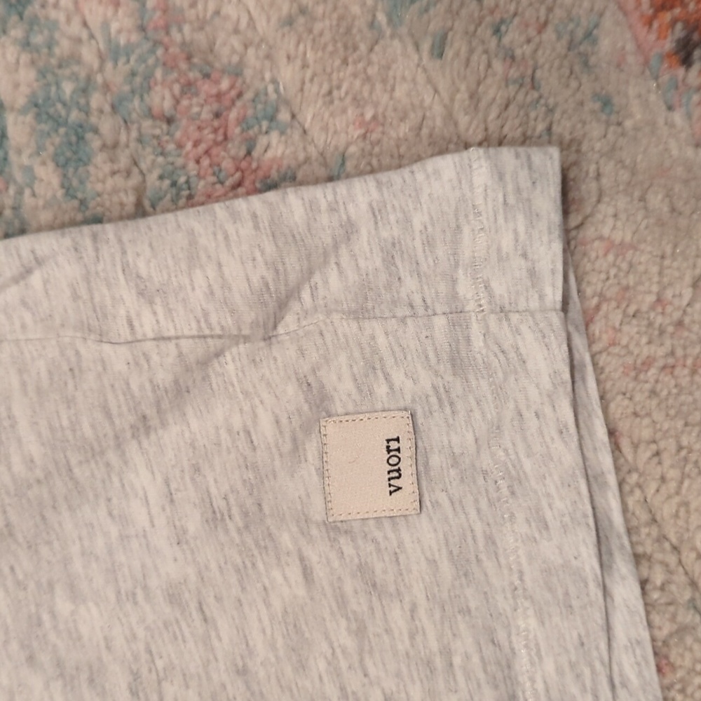 Vuori Women's Sutton Vneck Heather White Gray Size Small Top - Picture 5 of 9
